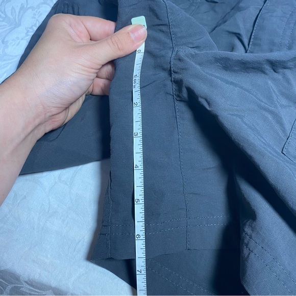 The North Face Womens size 6 Khaki Gray Cargo Hiking Shorts 6.5 inch lightweight - Picture 3 of 13